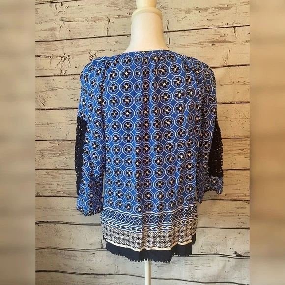 Crown & Ivy M 3/4 sleeve crochet top - Picture 3 of 5